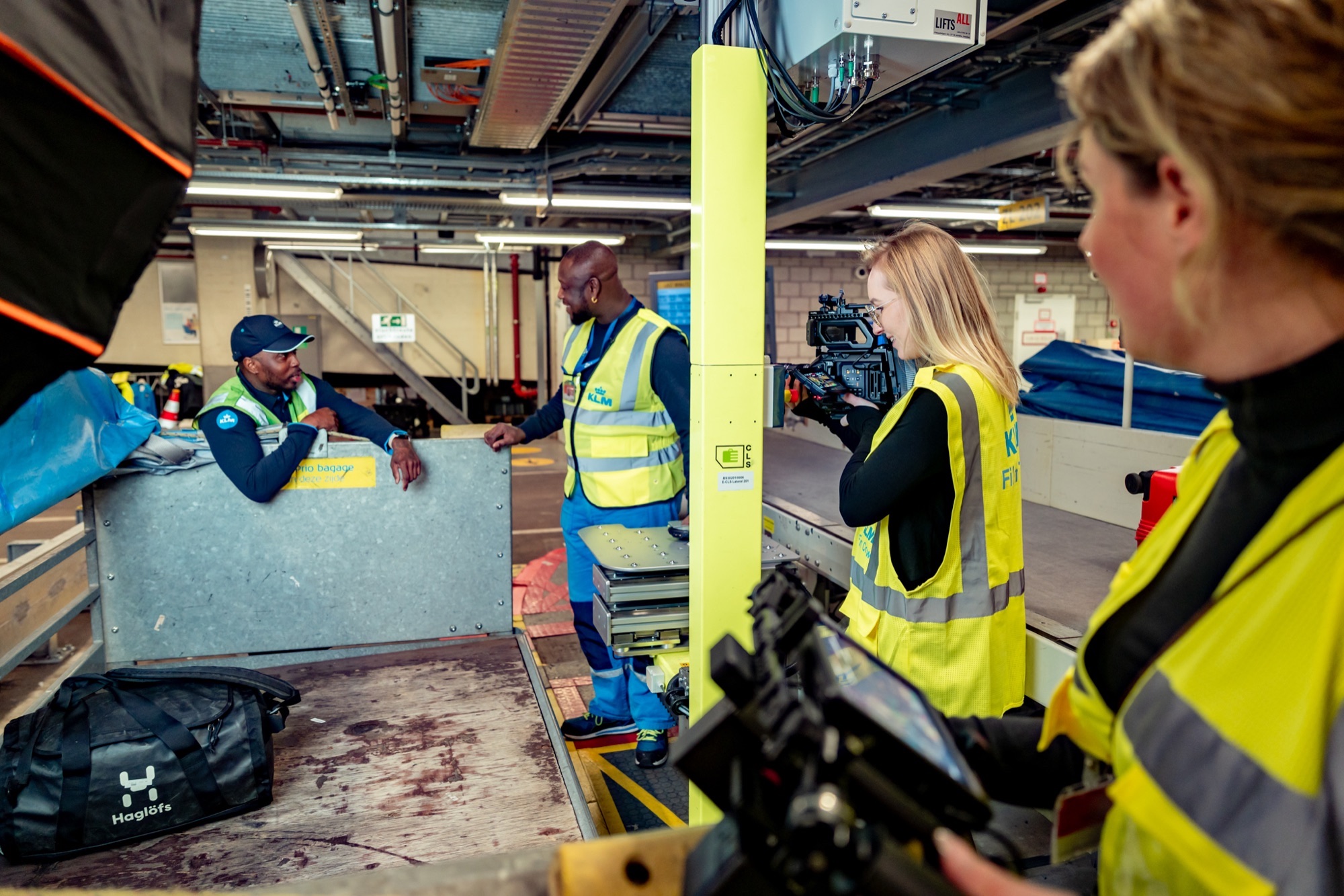Behind the scenes tijdens fotografie en video op de bagageafhandeling van KLM