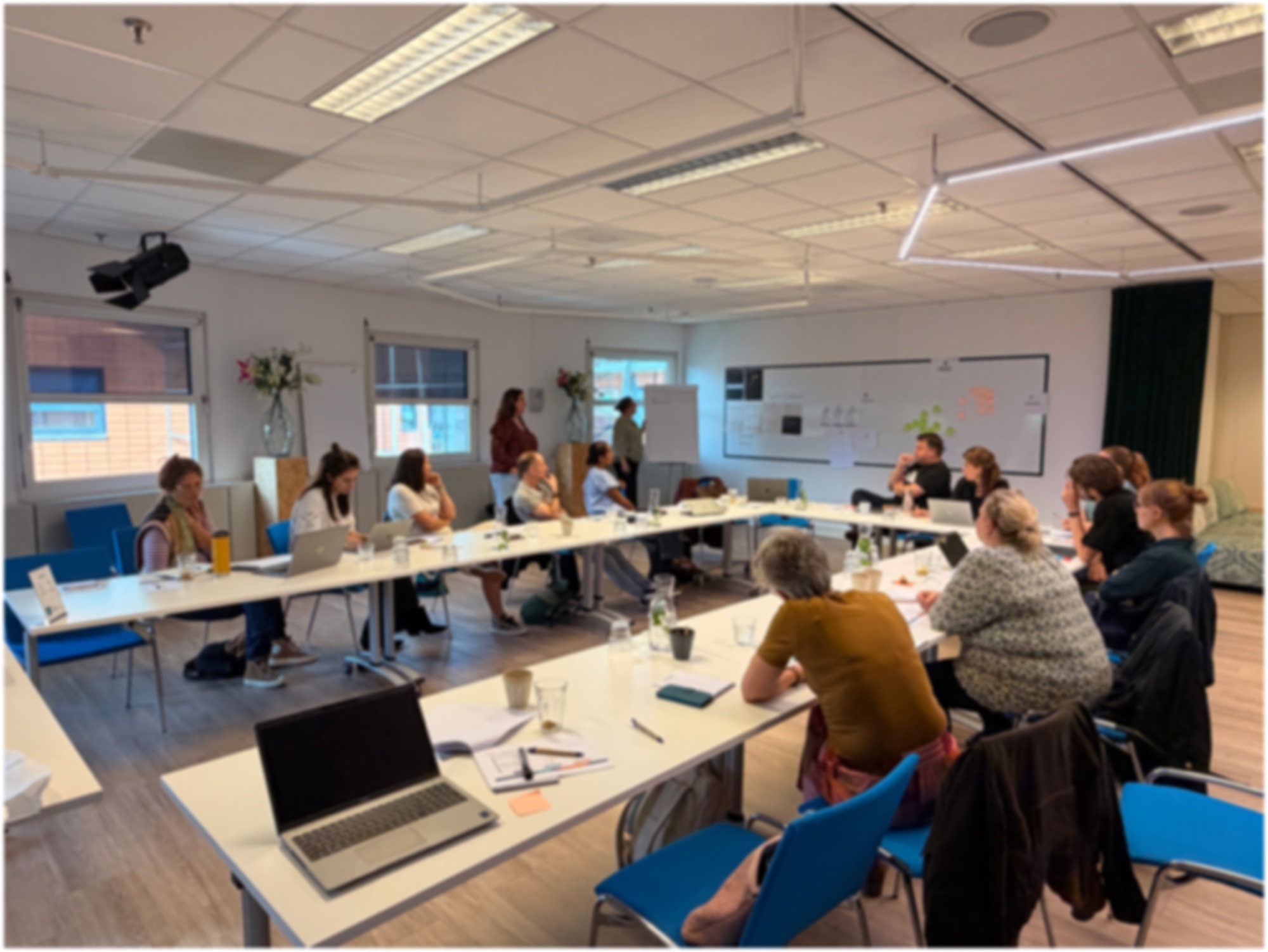 Workshop met betrokkenen van SLO aan tafels in een U vorm